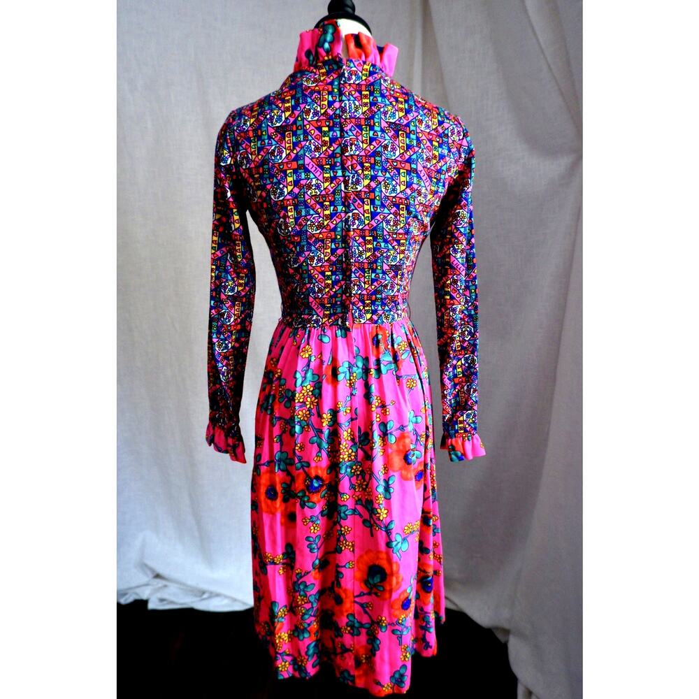 1960s "The Lilly" Lilly Pulitzer Floral-Print Ruffle Collar Dress – Hot Pink - Picture 3 of 10
